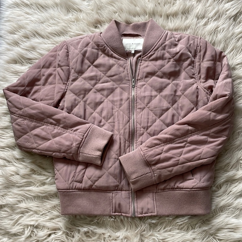 Cute cropped…ish bomber jacket 🧥